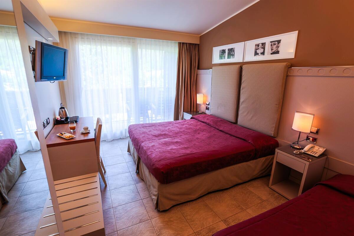 มินิบาร์, ตู้นิรภัยในห้องพัก, โต๊ะทำงาน, Wi-Fi ฟรี