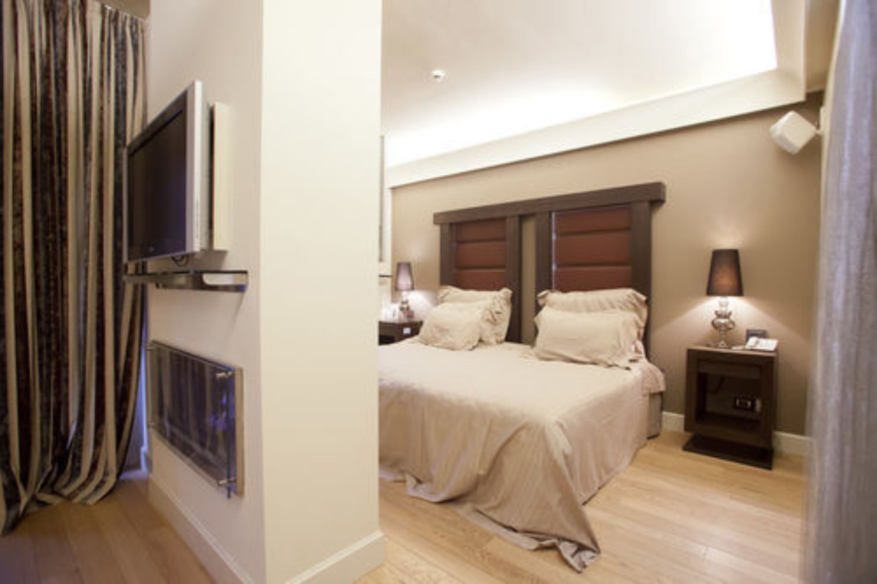 deluxe suite, river view | minibar, in-room safe, desk, free wifi