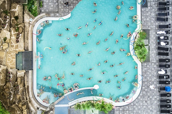 Alberca techada, alberca al aire libre y camastros