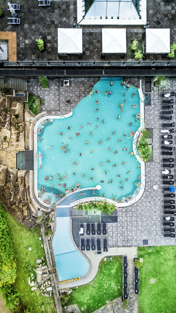Piscine couverte, piscine extérieure, chaises longues