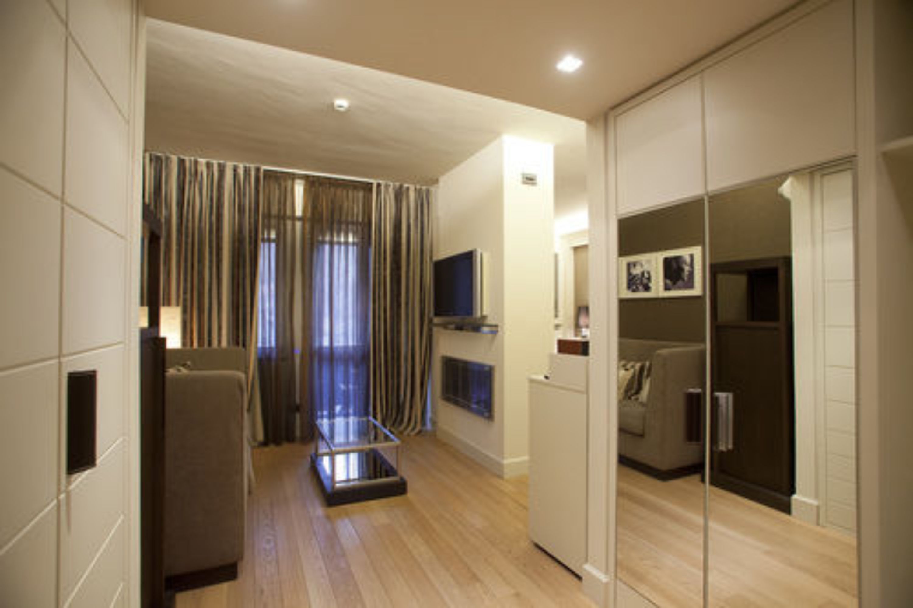 deluxe suite, river view | minibar, in-room safe, desk, free wifi