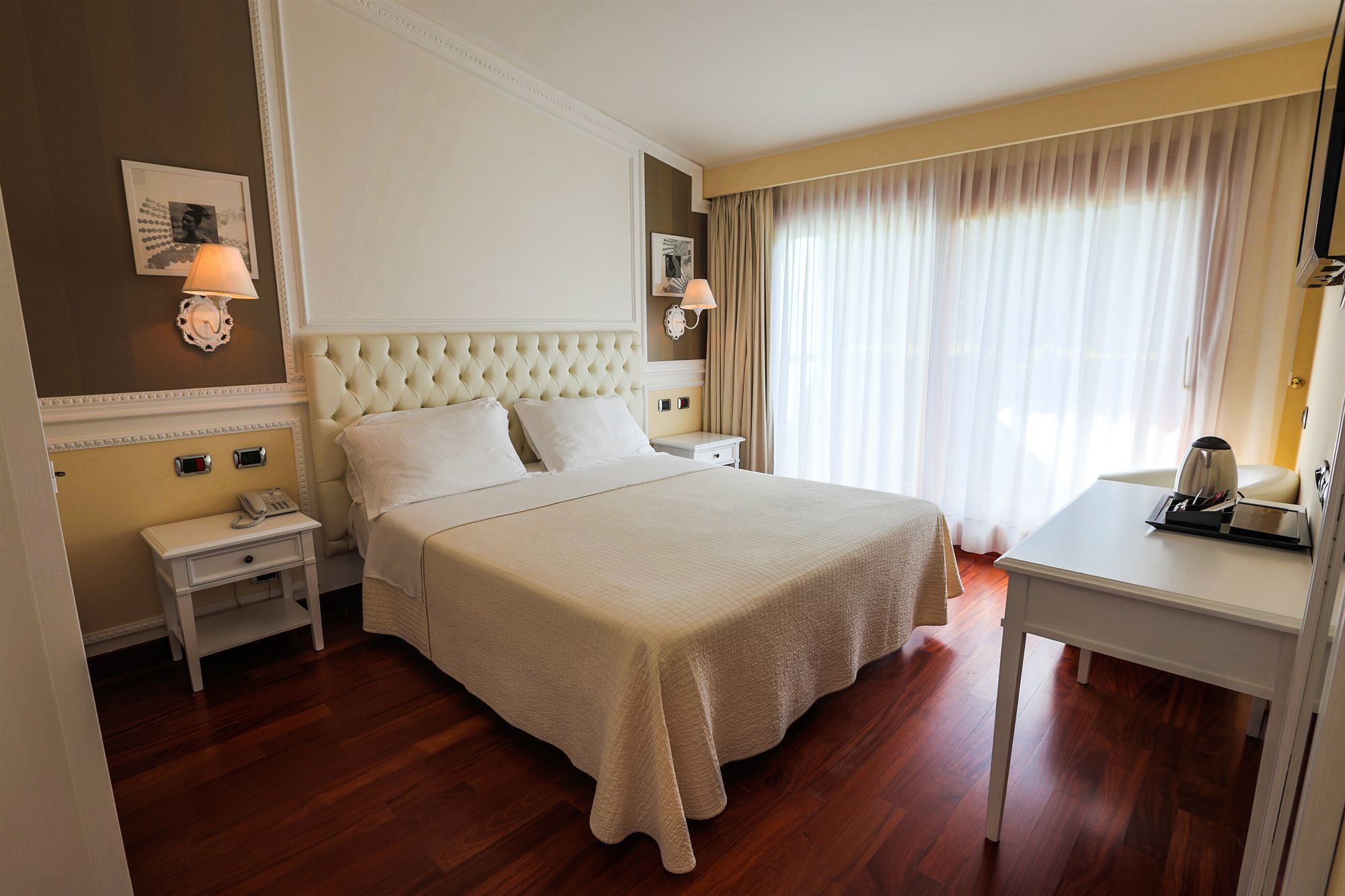 deluxe double room | minibar, in-room safe, desk, free wifi
