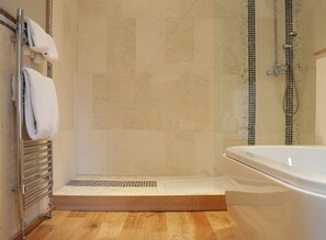 Quarto duplo clássico | Banheiro | Produtos de toalete de grife, secador de cabelo, roupões de banho 