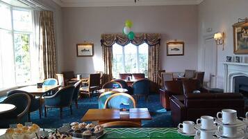 Desayuno inglés diario (GBP 14.50 por persona)