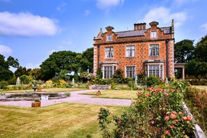 Courtyard - Willington Hall Hotel (Tarporley)