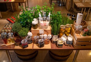 Tägliches Frühstücksbuffet gegen Gebühr