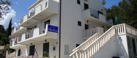 Overnatningsstedets indgangsparti