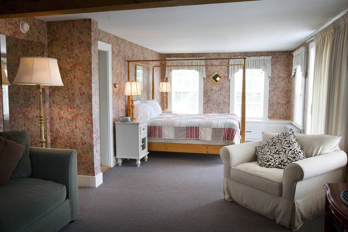 suite | individually decorated, travel cot, free wifi, bed sheets