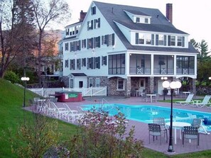 Outdoor pool, sun loungers - The Franconia Inn (Franconia)
