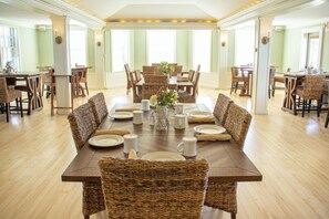 Free daily continental breakfast - The Franconia Inn (Franconia)