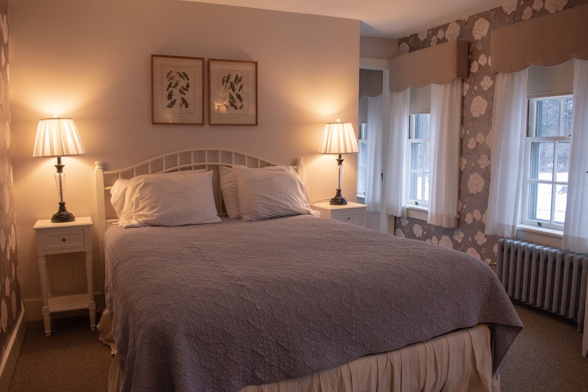 Classic Room (Standard) | 1 bedroom, individually decorated, travel crib, free WiFi