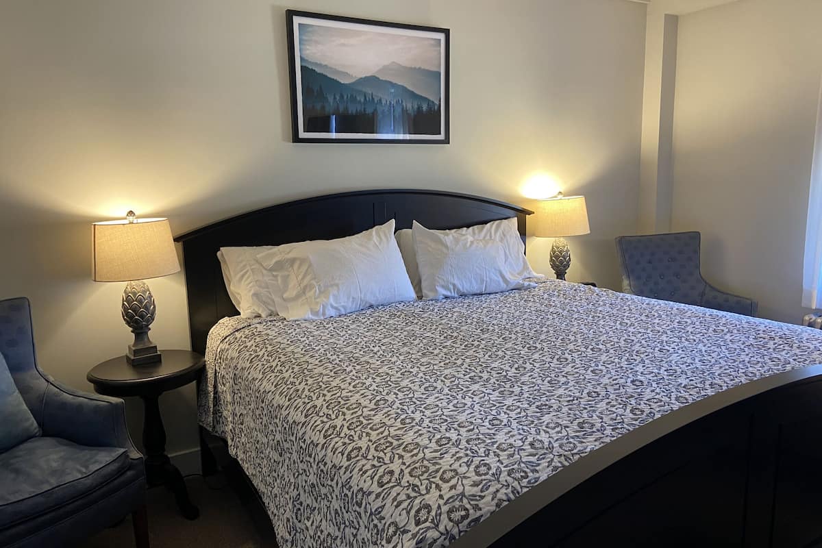 Superior Room, 1 King Bed | 1 bedroom, individually decorated, travel crib, free WiFi