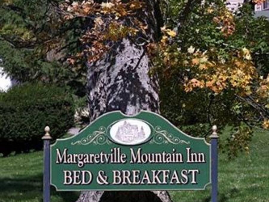 Segnaletica per Margaretville Mountain Inn, servizio bed and breakfast.