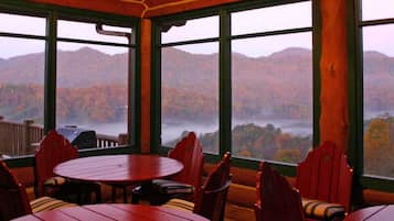 Desayuno completo (USD 18 por persona)