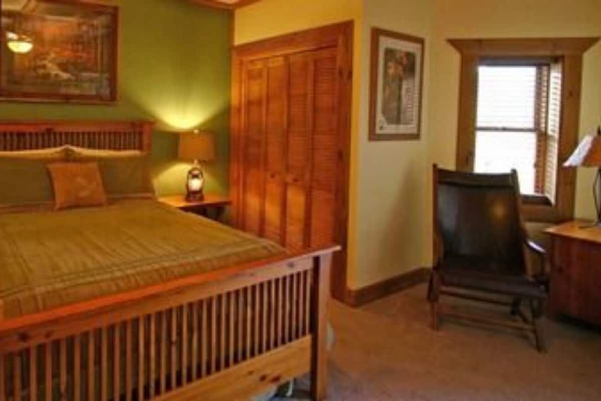 スイート キッチン マウンテンビュー (Wineberry Cabin Suite ) | エジプト綿のシーツ、高級寝具、ピロートップベッド、アイロン / アイロン台