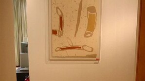 Abstract kunstwerk in een lijst aan de muur.