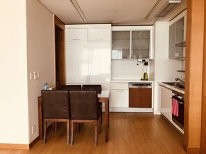 Suite Deluxe, 2 chambres | Restauration dans la chambre