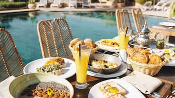 4 Restaurants; Frühstück, Mittagessen und Abendessen werden serviert