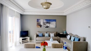 Suite Premium | Área de sala de estar | Televisión de pantalla plana de 32 pulgadas con canales vía satélite 