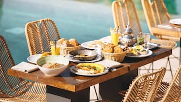 4 restaurants, breakfast served