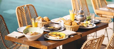4 restaurantes; se sirven desayunos, comidas y cenas