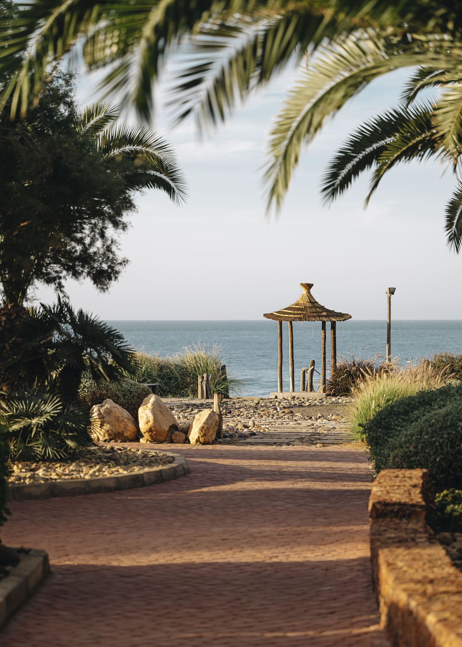 Privat strand, solstolar, parasoller och strandhanddukar