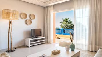 Suite Premium | Zona de estar | Televisión de pantalla plana de 32 pulgadas con canales por satélite