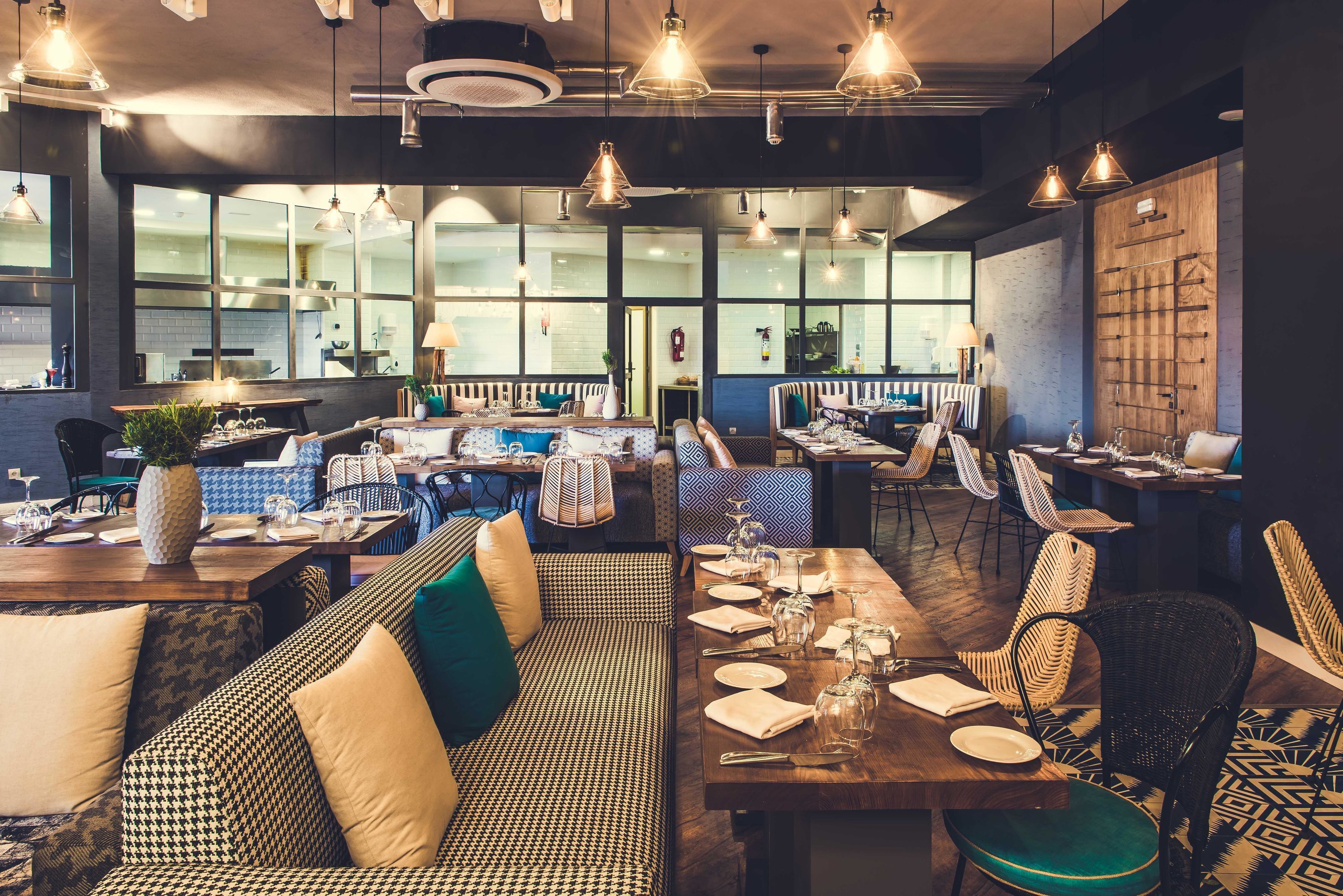 4 restaurantes; se sirven desayunos, comidas y cenas