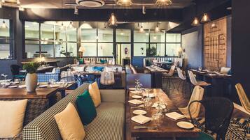 4 restaurantes; se sirven desayunos, comidas y cenas