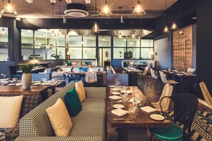 4 restaurantes; se sirven desayunos, comidas y cenas