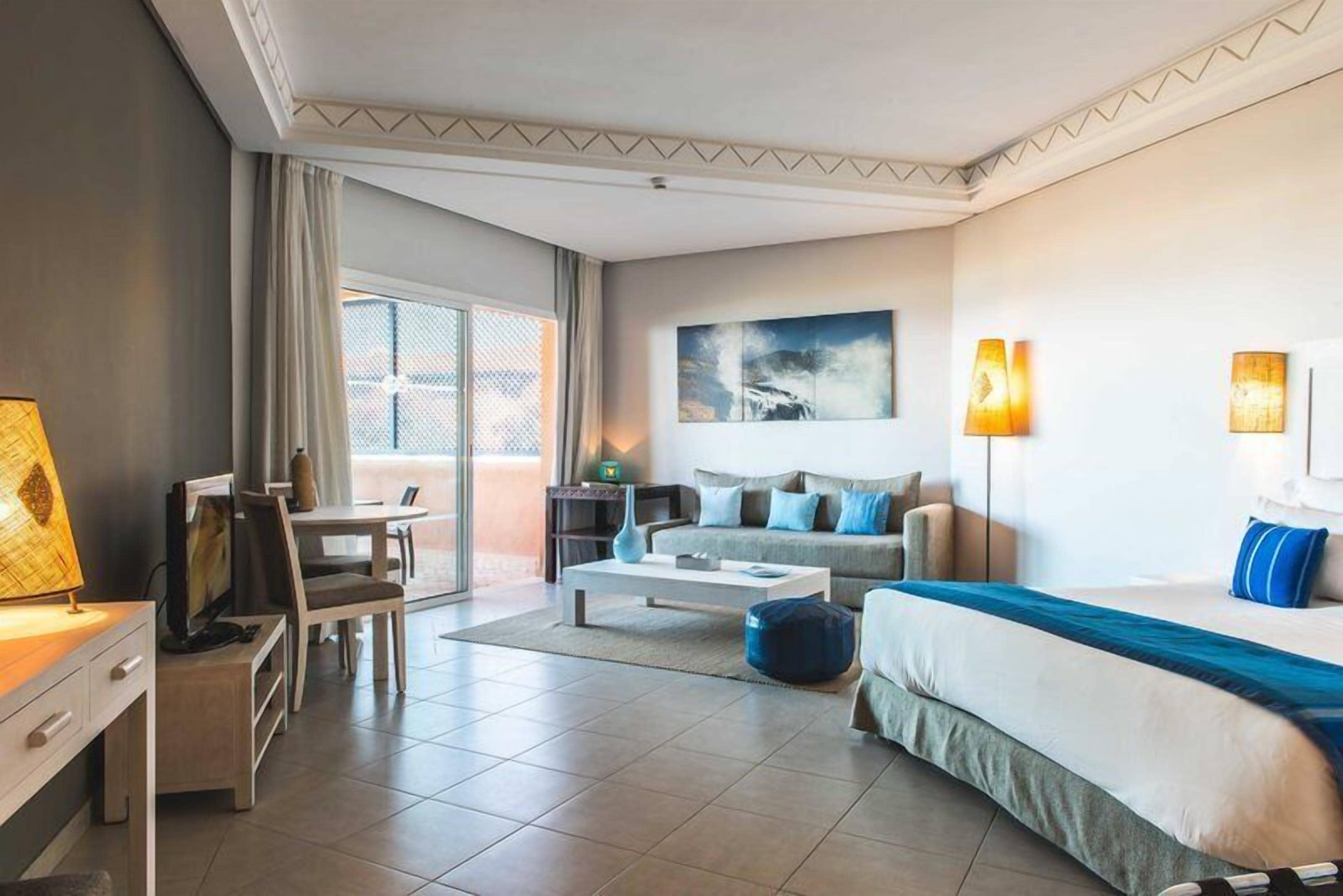 Junior Suite | Premium bedding, minibar, in-room safe, laptop workspace
