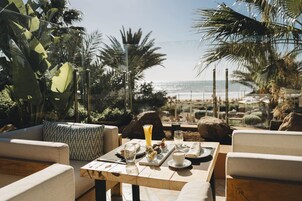 4 restaurantes, se sirve desayuno 