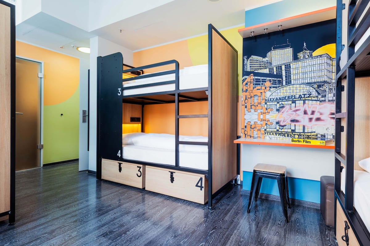 Decoración personalizada, muebles diferentes y cortinas blackout