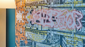 Ein Wandgemälde mit Stadtansicht und dem Schriftzug "ALEXANDERPLATZ" und "GENDERS".