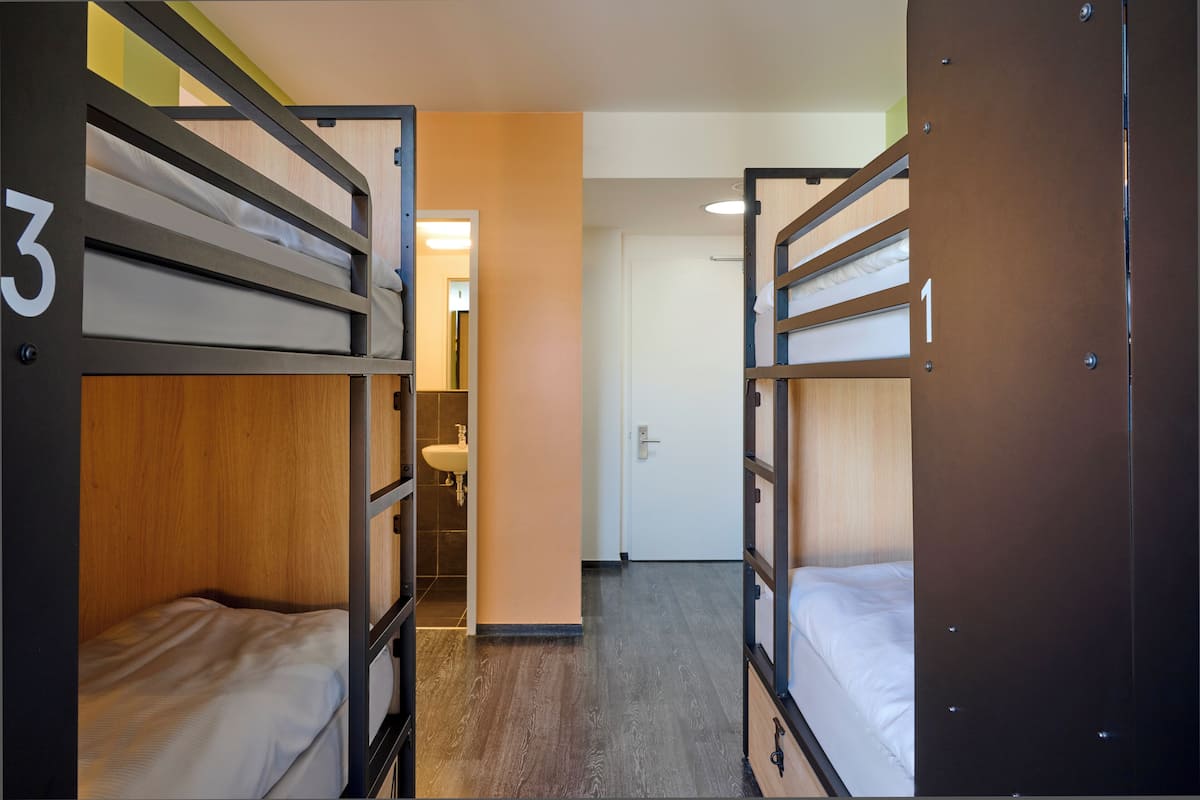 Decoración personalizada, muebles diferentes y cortinas blackout