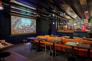 Bar-salon dans le hall