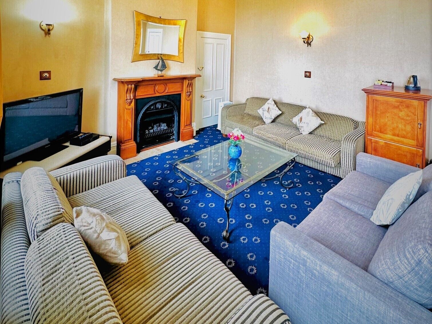 victoria suite | living area | lcd tv