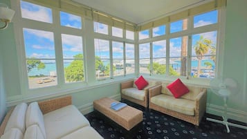 Kamer, uitzicht op haven (King Room with Sunroom) | Uitzicht op strand/zee
