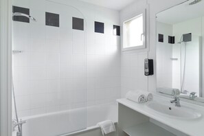 Bathtub, towels - Domaine de Saint-Orens​ (Montreal)