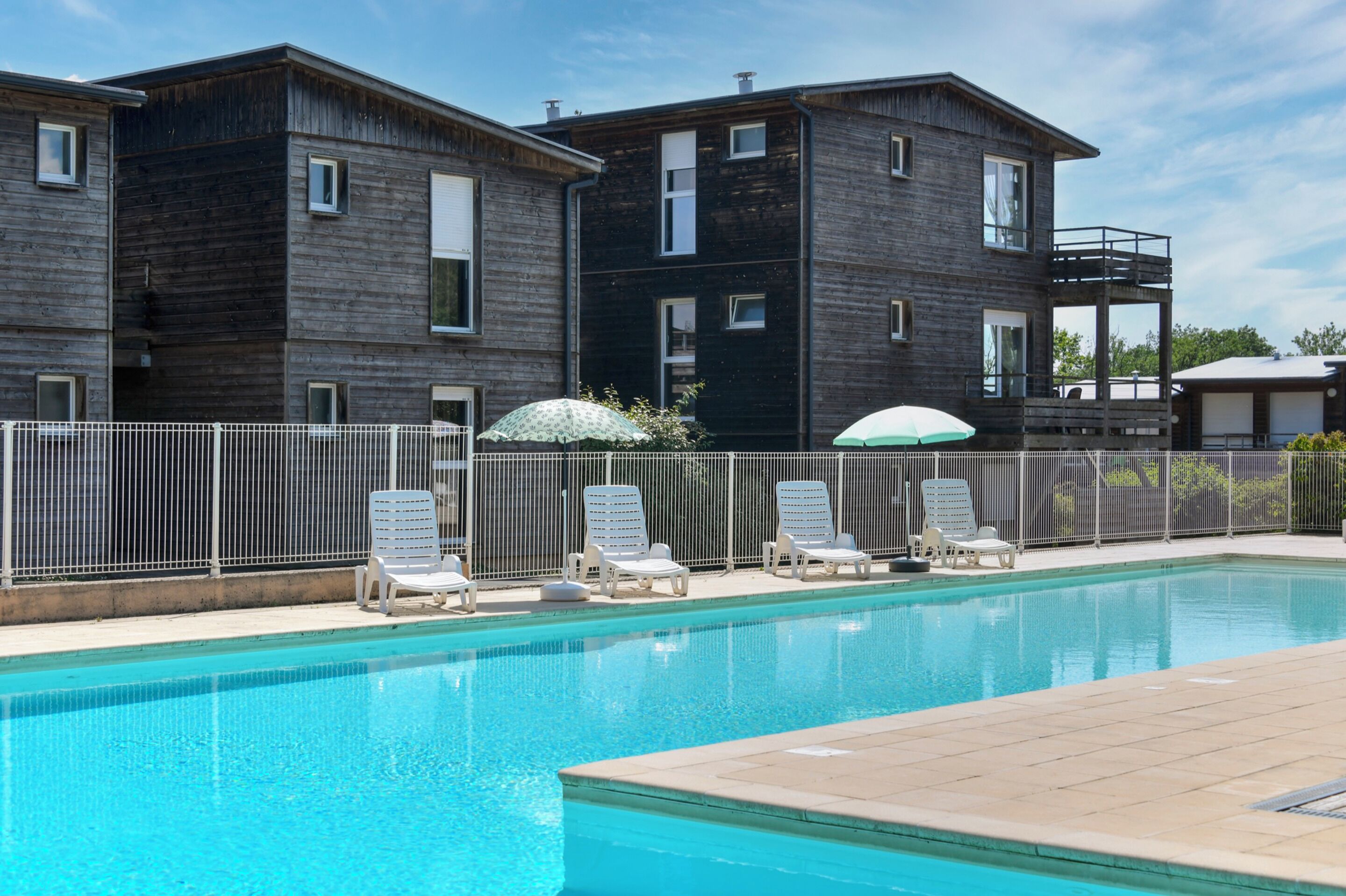 Piscine extérieure (ouverte en saison), parasols de plage