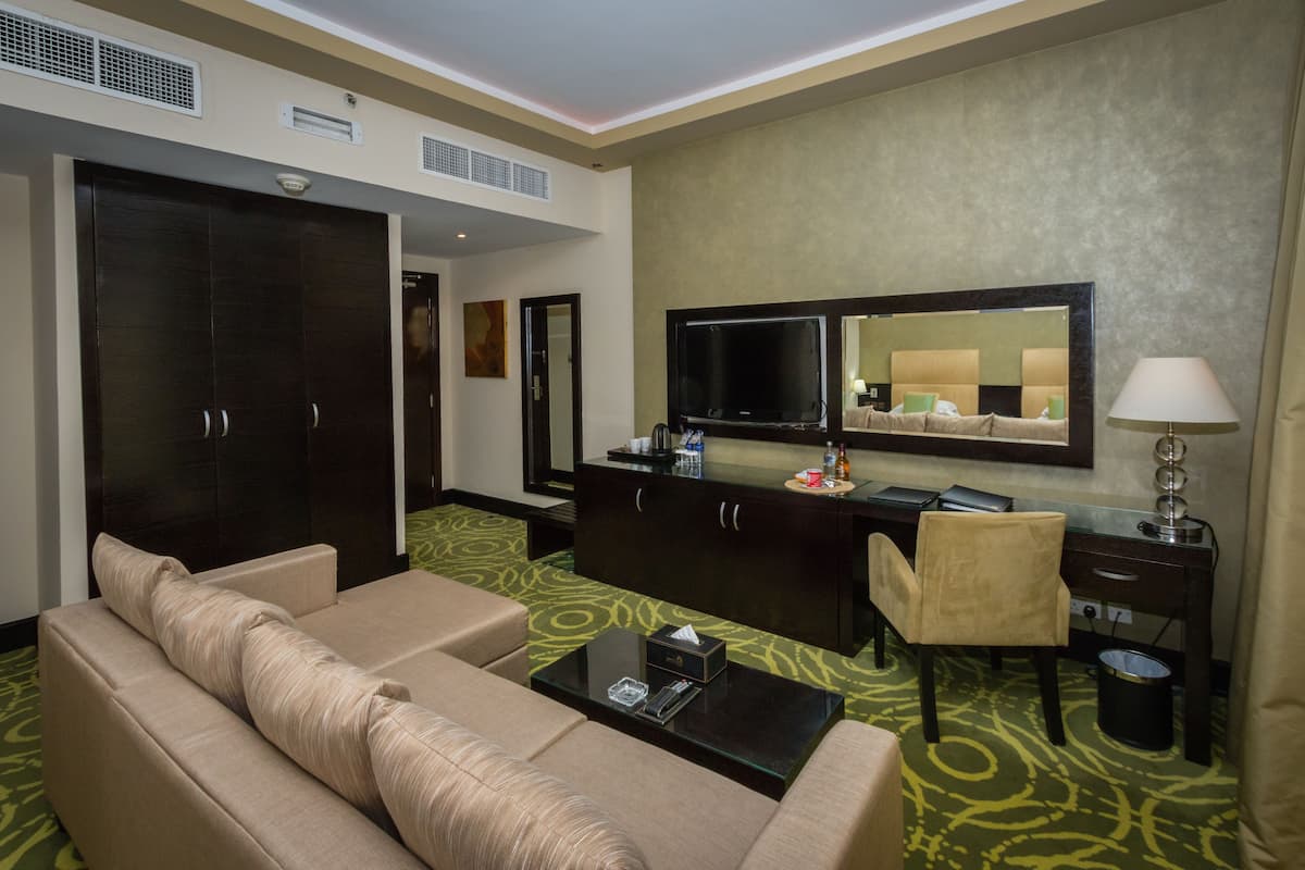 Habitación superior con 1 cama matrimonial o 2 individuales | Área de sala de estar | Televisión