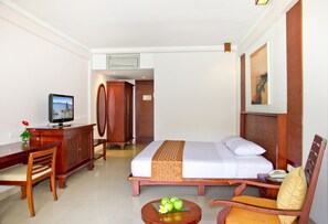 In-room safe, desk, blackout curtains, iron/ironing board - The Rani Hotel & Spa (Kuta)