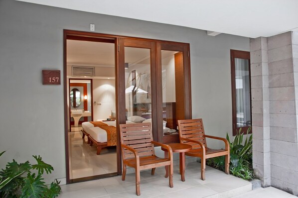 Deluxe Pool Access Room | In-room safe, desk, blackout curtains, iron/ironing board