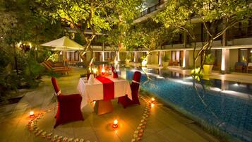 Se sirven desayunos, comidas, cenas y cocina asiática