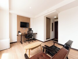 [A] Hollywood Twin Room, Non Smoking | Desk, free WiFi, bed sheets