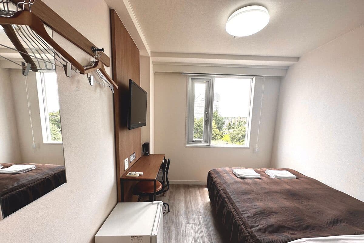 Escritorio, wifi gratis, ropa de cama