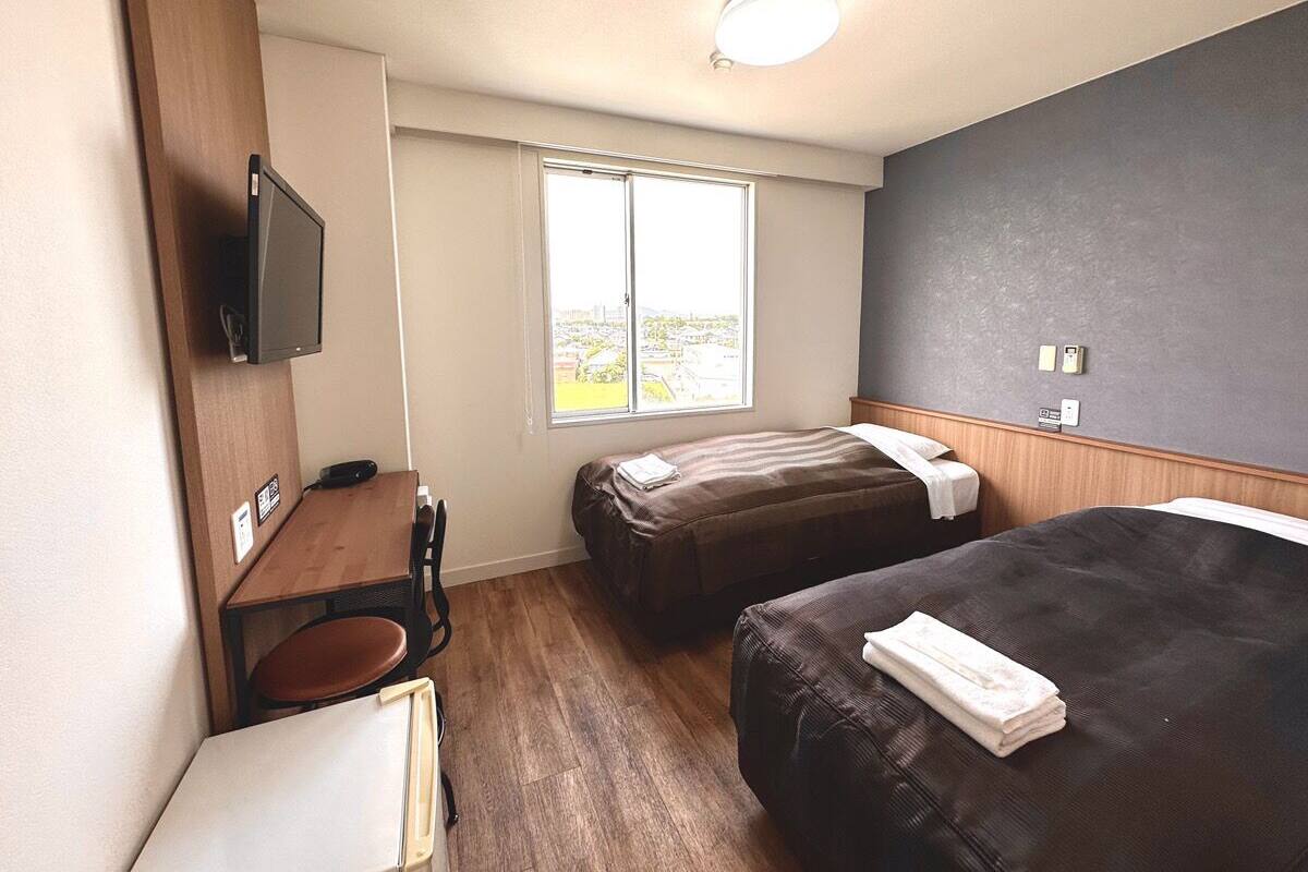 Escritorio, wifi gratis, ropa de cama