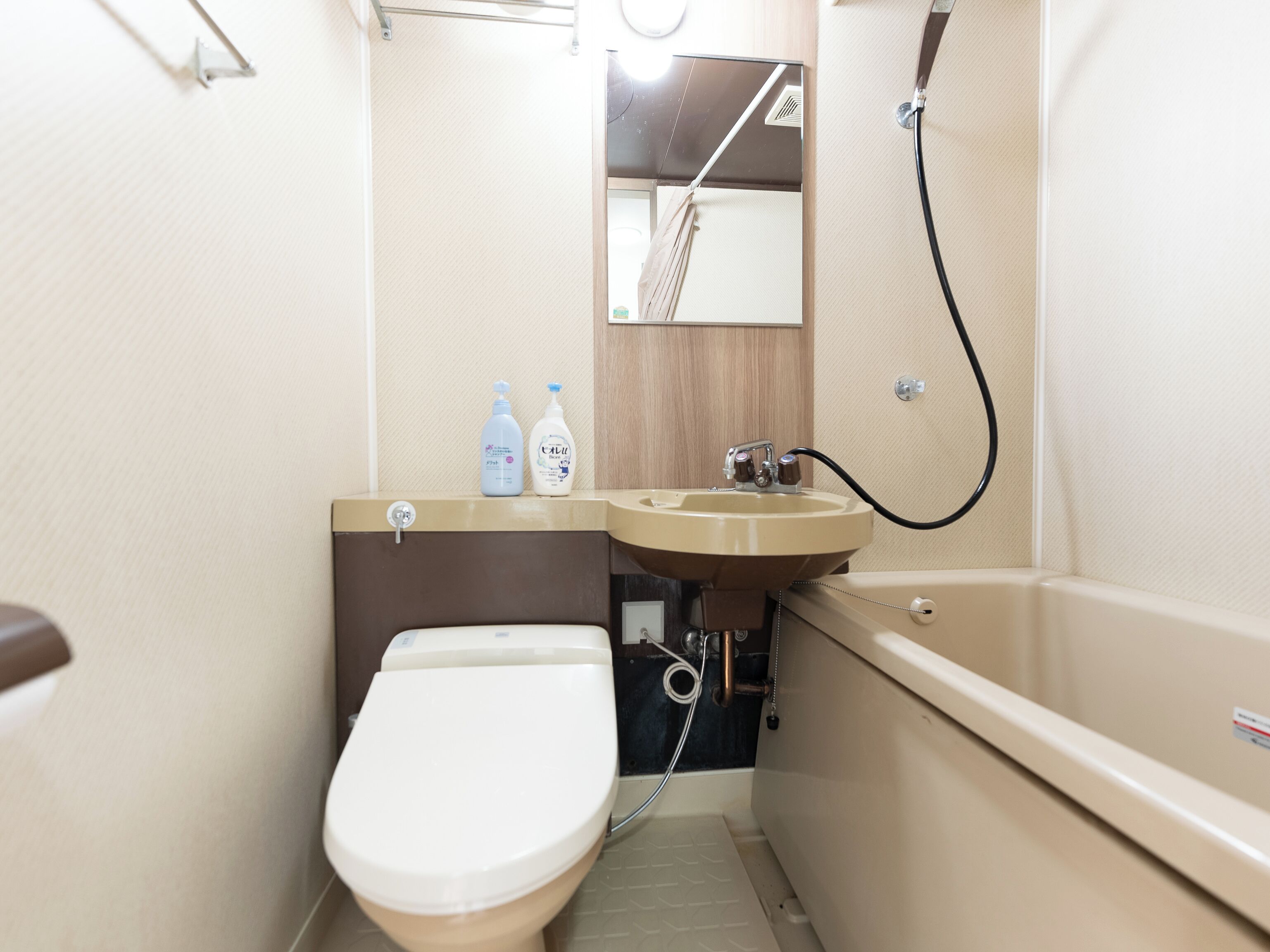 Kostenlose Toilettenartikel, Handtücher, Shampoo, Toilettenpapier