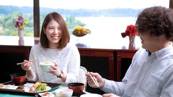 Pariskuntien ruokailu