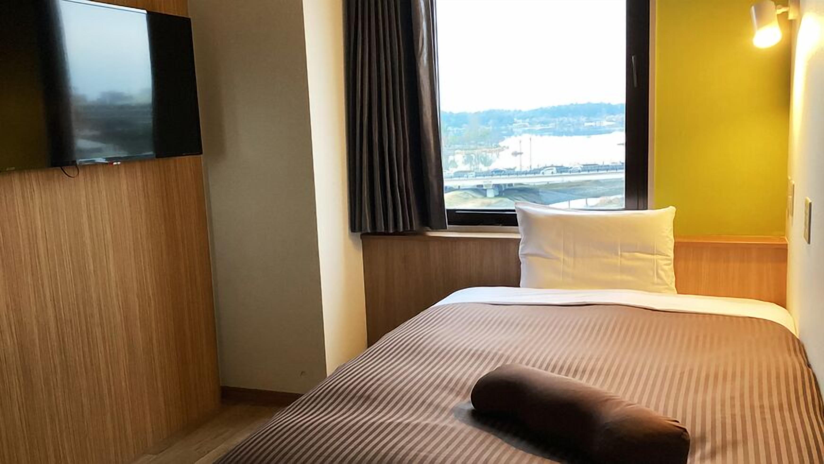 Escritorio, cortinas blackout, wifi gratis y ropa de cama 